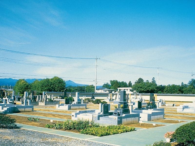 坂戸さつき菩提苑　日当たり良好な園内