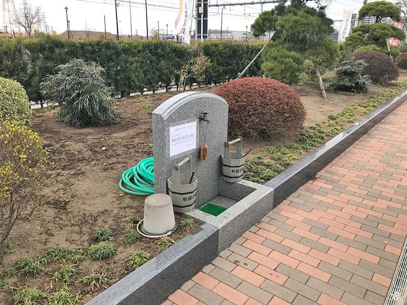 吉川美南霊園　ペット共葬墓　水場に用意された掃除道具