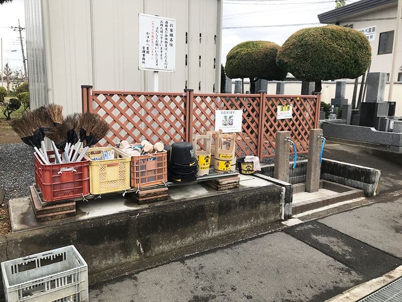かすかべ霊園　永代供養墓　掃除道具置き場と水場