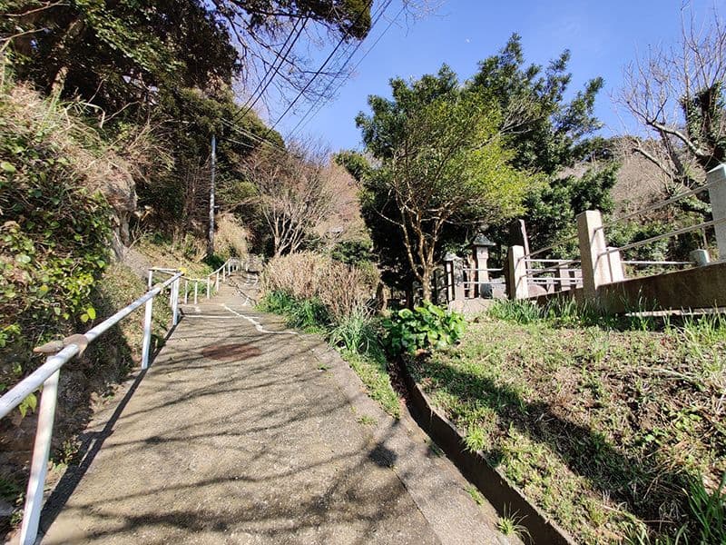 佐助共同墓地　手すり付きのスロープ