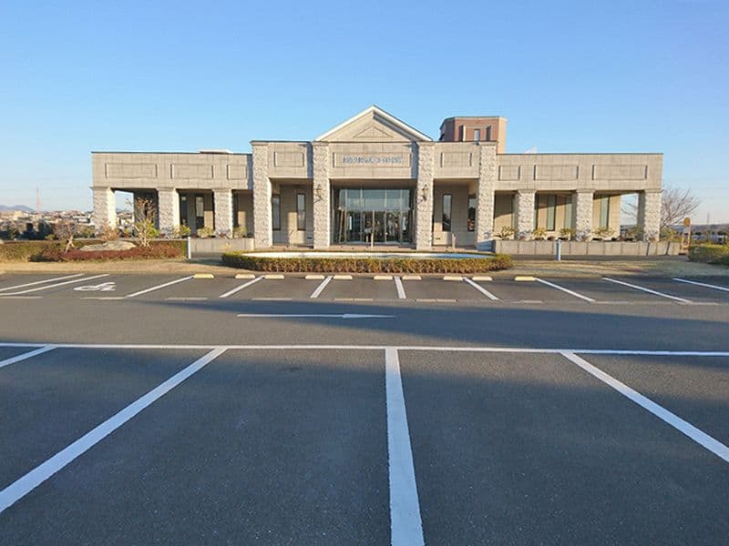 湘南公園墓地茅ヶ崎霊園　礼拝堂と駐車場