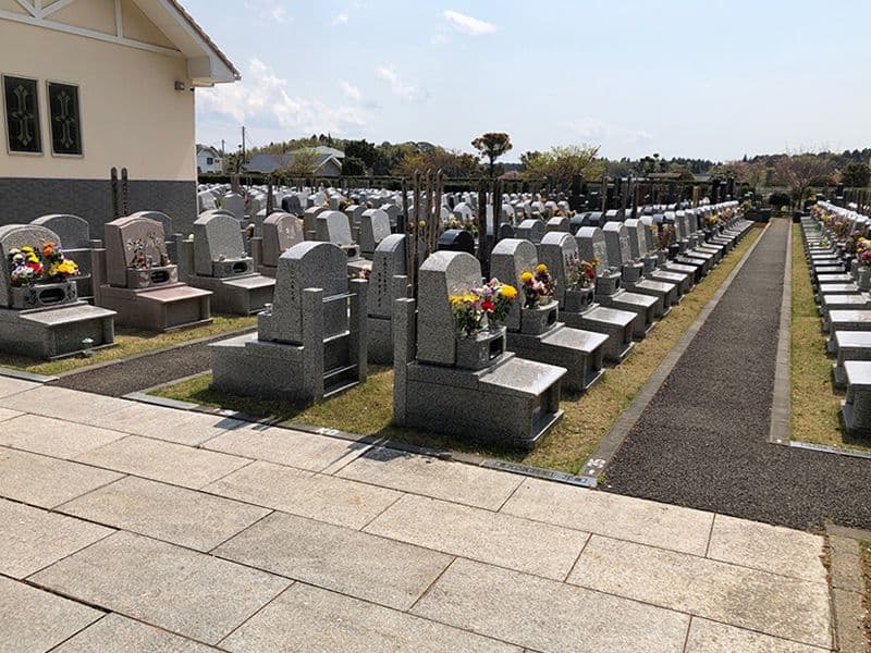 香華院第２千葉東霊苑　お花が供えられた洋型墓石