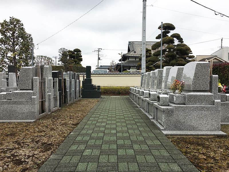 やすらぎ永久の碑　バリアフリー設計の参道