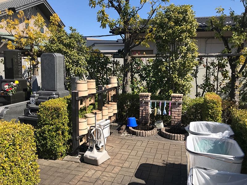 メモリアル草加南霊園　桶や掃除道具が用意された手洗い場