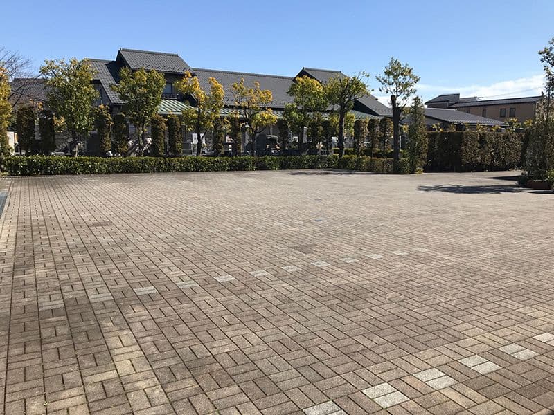 メモリアル草加南霊園　広々とした造りの園内