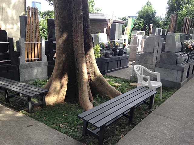 文京こひなた霊園　園内にあるベンチ