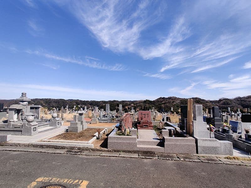 材木座霊園　空の広さが感じられる墓域