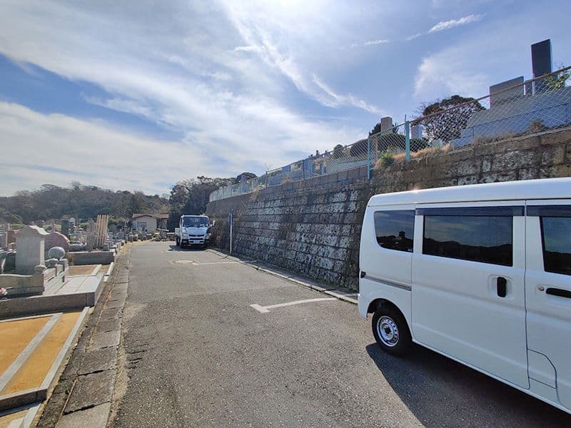 材木座霊園　道路わきにも駐車可能