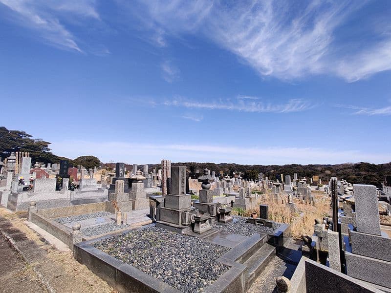 材木座霊園　抜群の景色をバックに参拝