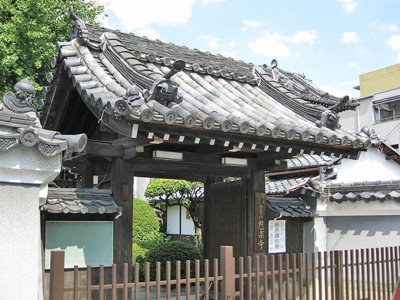 恩楽寺霊苑　恩楽寺の山門