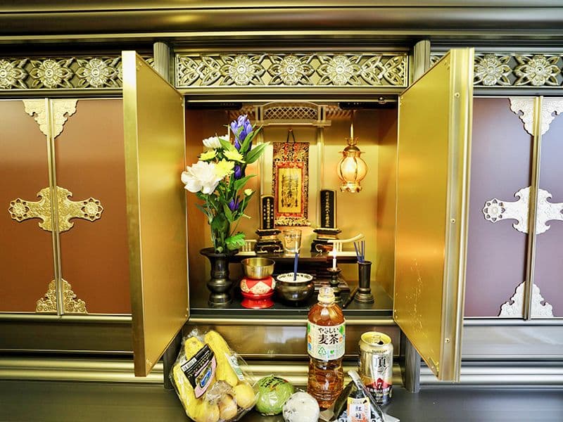 真清浄寺 東恵光山霊廟 納骨堂の中にある位碑やお供え物