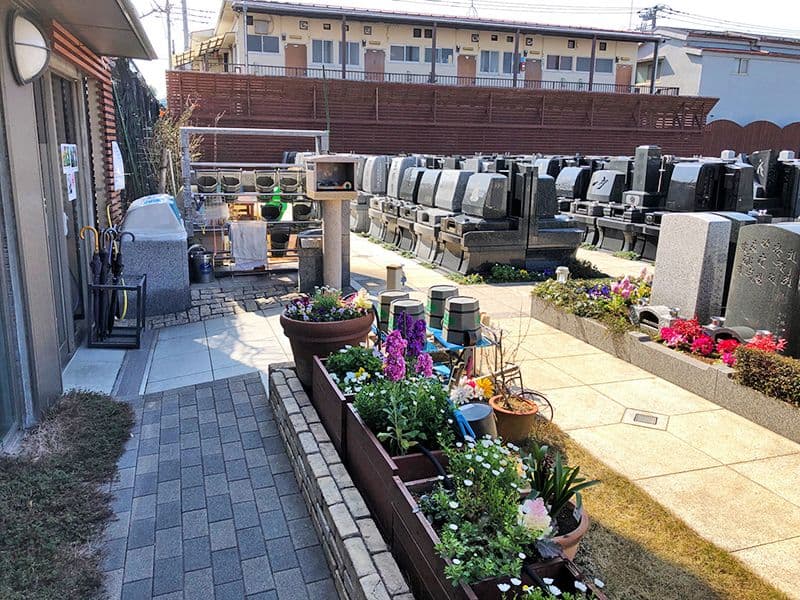 メモリアルガーデン三鷹　屋内永代供養墓「さくら堂」　植栽が添えられた墓域
