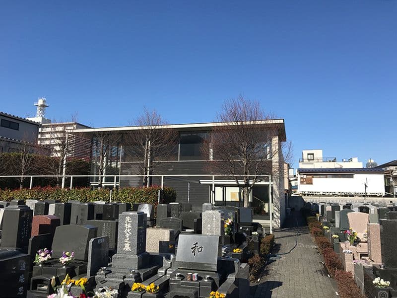 江東メモリアル　空を仰ぎやすい、ひらけた墓域
