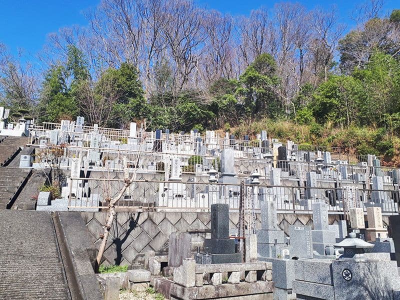少林寺聖地霊園　日当たりの良い斜面の墓域