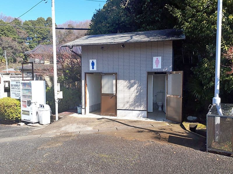 少林寺聖地霊園　管理されたトイレ