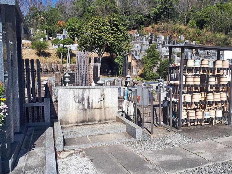 少林寺聖地霊園　道具のそろった水汲み場