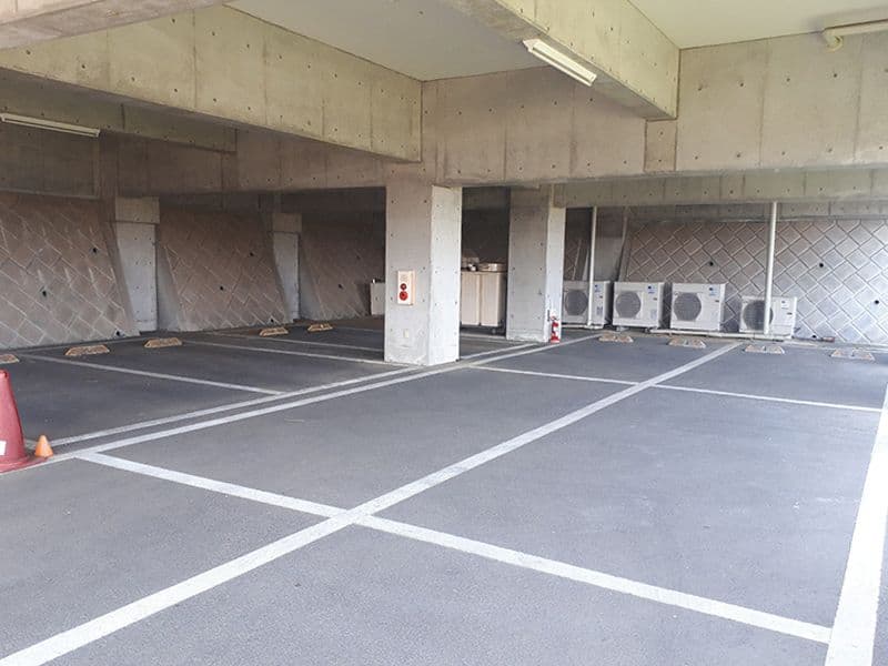 カトリック五日市霊園　屋根付き駐車場