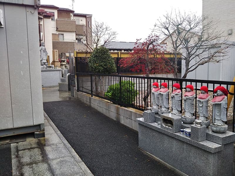 阿弥陀堂墓苑　入り口すぐの六地蔵