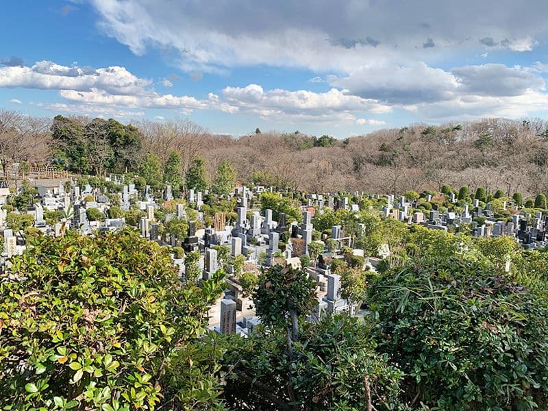 狭山湖畔霊園　狭山自然公園内の霊園風景