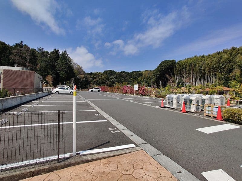 横浜三保浄苑　広々とした駐車場