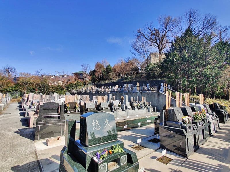 建功寺菊名墓地　住宅街にありながらも日当たりが良い