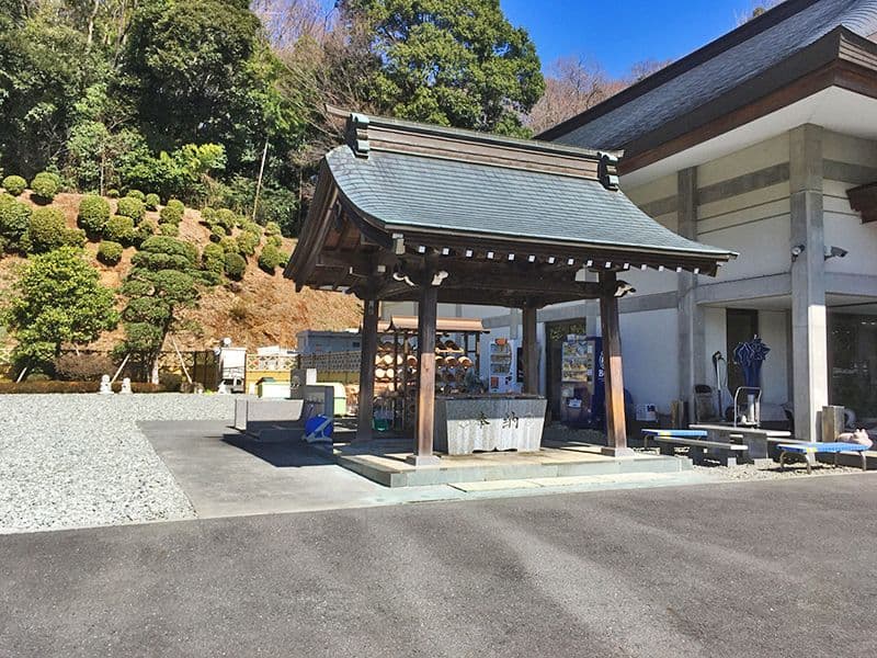 城山湖霊園　屋根付きの水汲み場