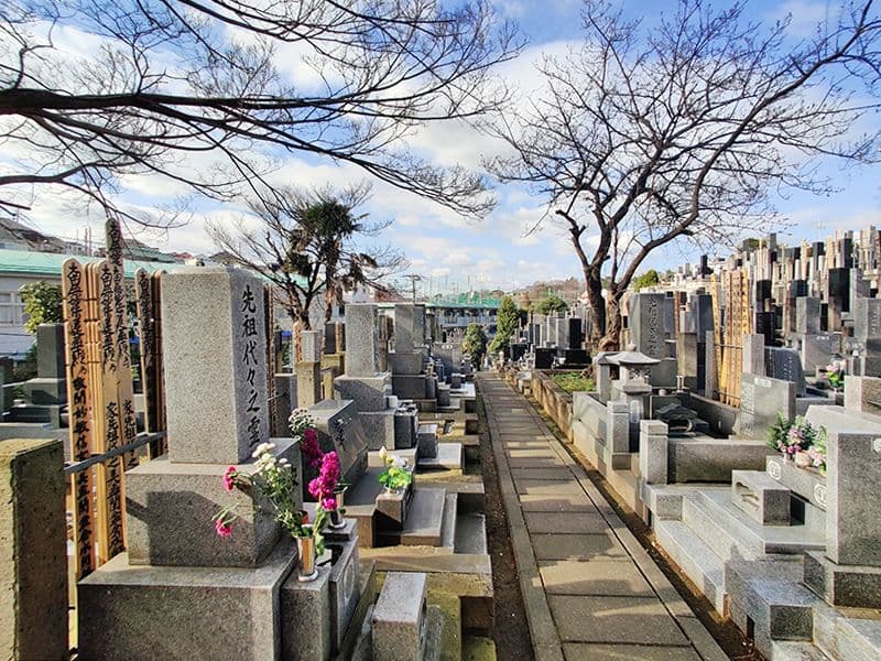 寺尾墓苑　日の当たる墓域