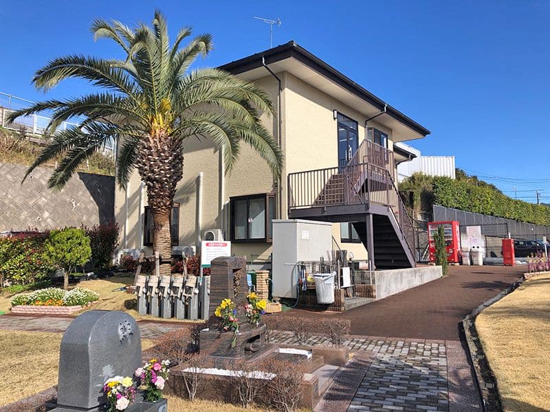 横浜二俣川霊園　敷地内のある管理棟