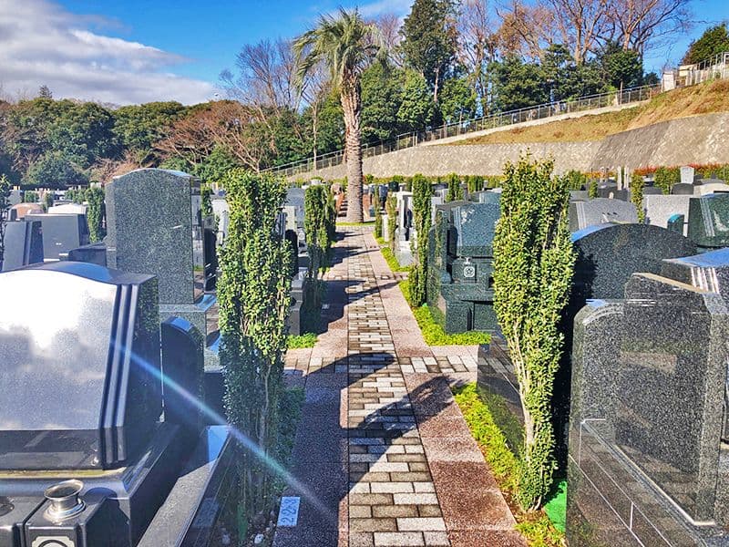 横浜二俣川霊園　バリアフリーの参道