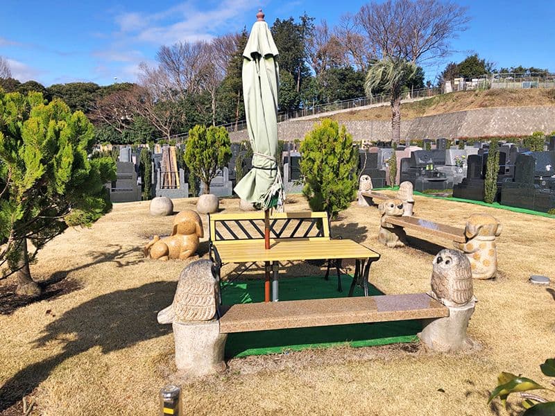 横浜二俣川霊園　日当たりのよい休憩場