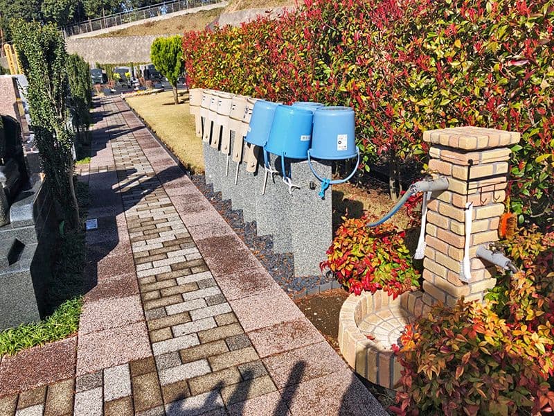 横浜二俣川霊園　墓域脇の水汲み場
