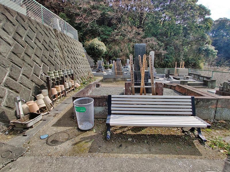 逗子霊苑　水汲み場と休憩所