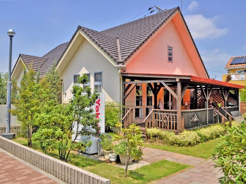 三郷中央聖地　三角屋根の管理棟
