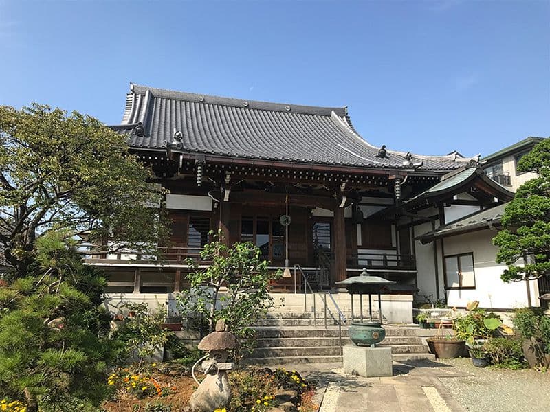 天然寺 のうこつぼ　趣がある本堂