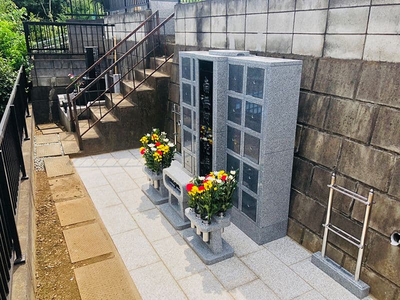 天然寺 のうこつぼ　手入れが行き届いた墓石