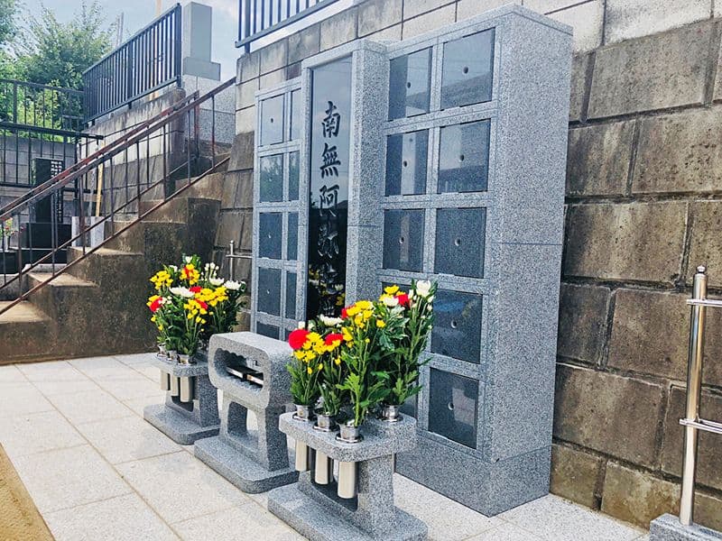 天然寺 のうこつぼ　花が添えられた献花台