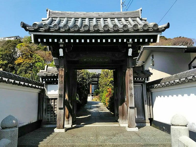 妙大寺　特徴ある屋根の山門