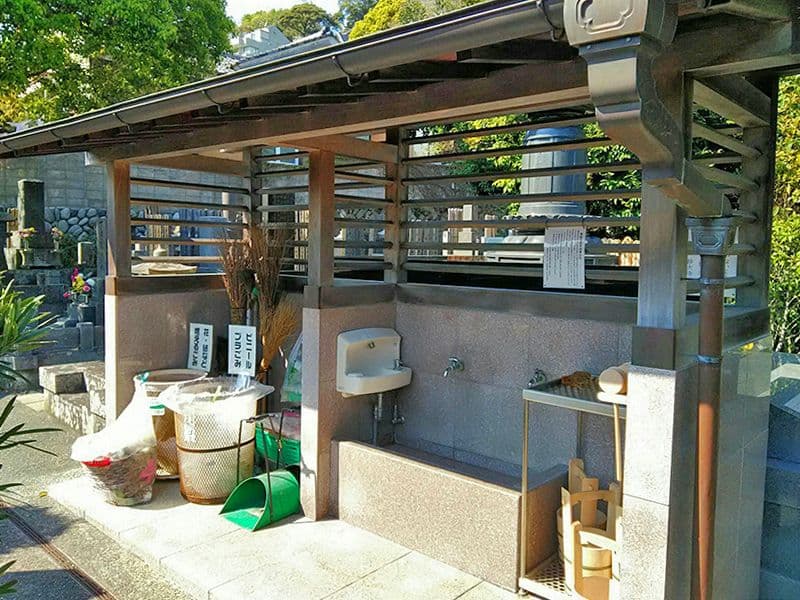 妙大寺　水汲み場とゴミ箱