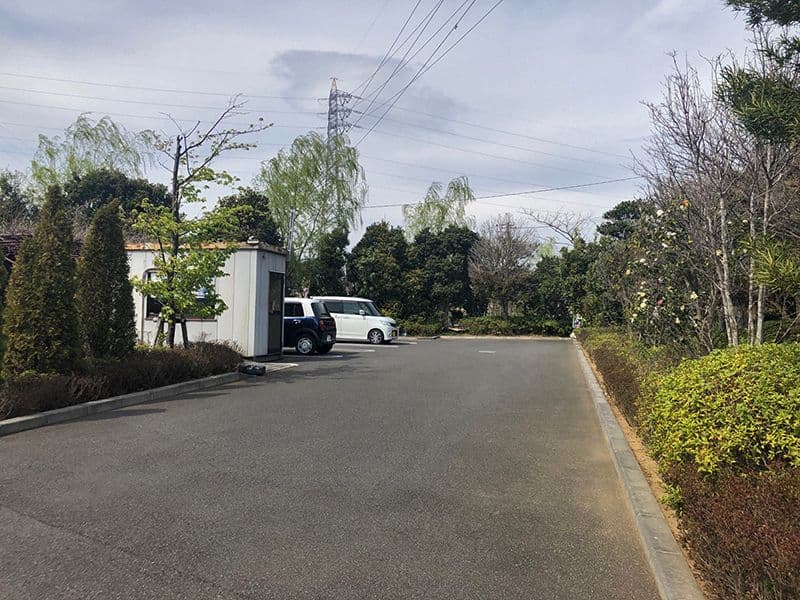 四季の杜 花見川霊苑　植栽に囲まれた駐車スペース