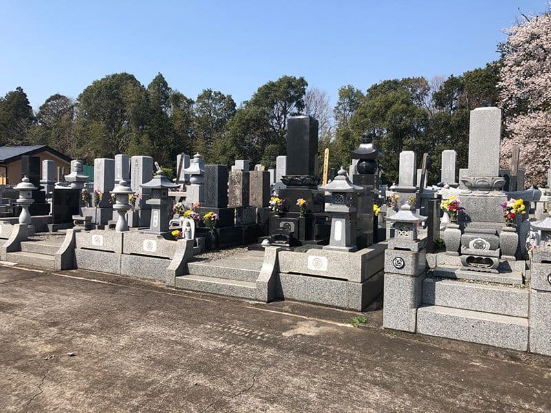 米本聖地霊園　墓前に供えられた花