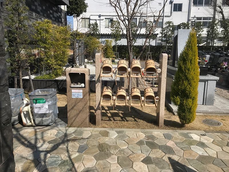 公園墓地 調布霊園 ついのしるべ　道具置き場とゴミ箱