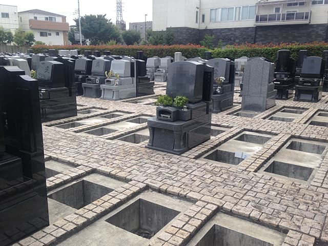調布霊園　広々とした区画