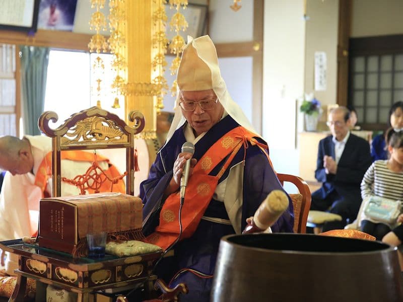 真清浄寺の本堂で法要をする僧侶