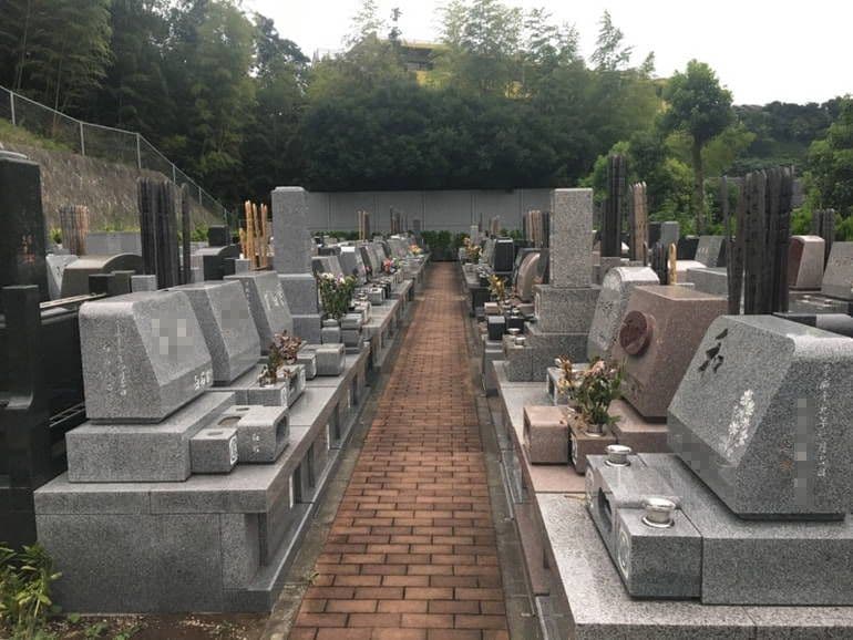 藤沢城南霊園　レンガ張りの参道