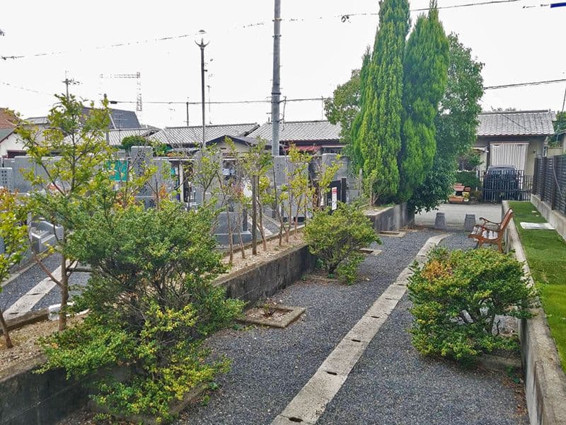 摂津市営 鳥飼下墓地　植栽が鮮やかな園内