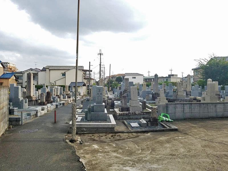 氷室墓地　様々な墓石が混在する墓域