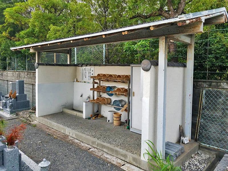 摂津市営 一津屋西墓地　掃除用具置き場
