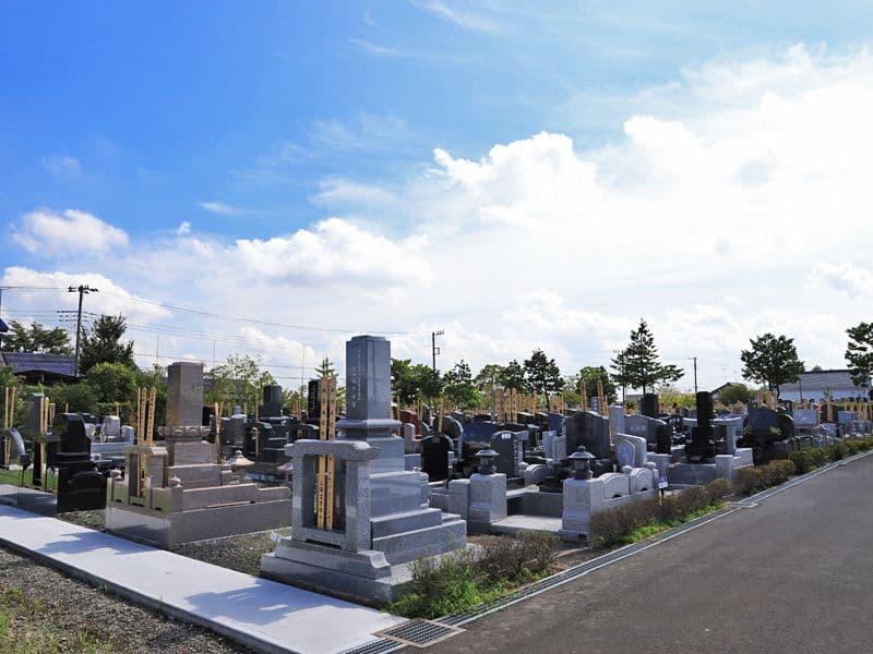 善勝寺　開放的な雰囲気の墓域