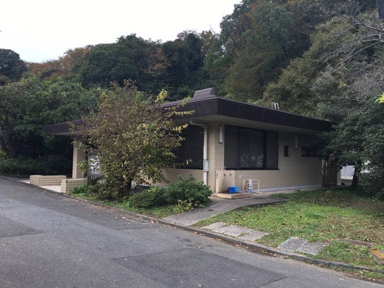 横浜市営 日野公園墓地　緑に囲まれた休憩スペース