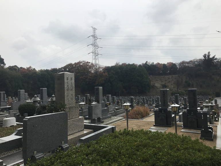 大阪狭山市営 西山霊園　植栽のある区画